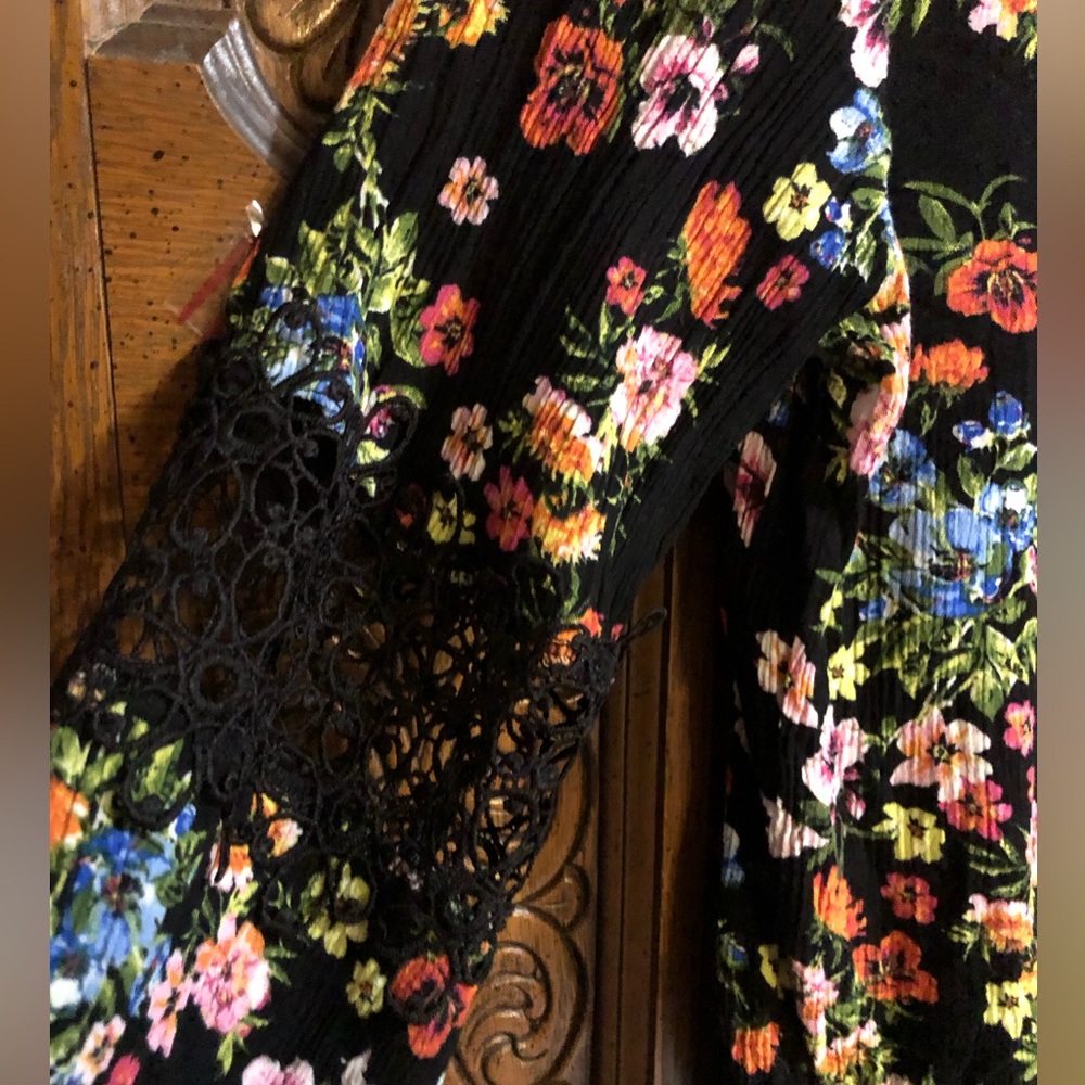 Beautiful,Colorful Floral Woman’s Top - Picture 5 of 14